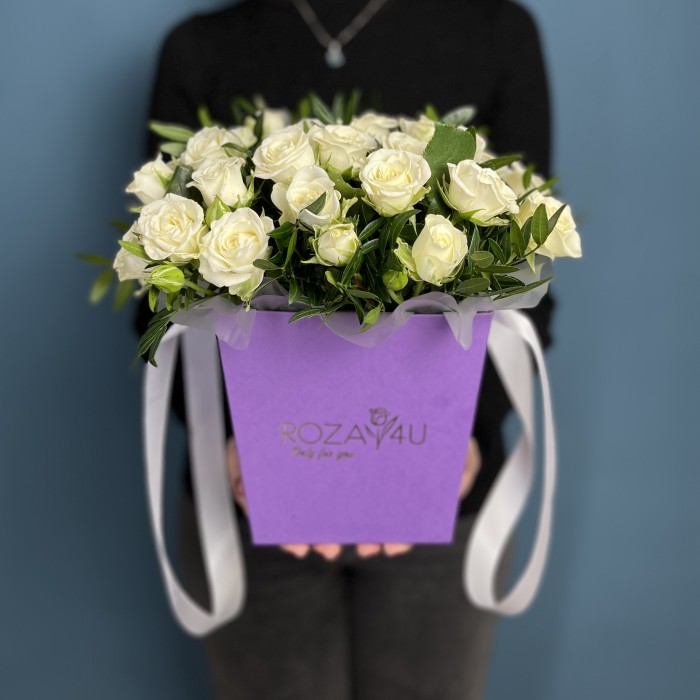 9 кустовых белых роз Сноуфлейк в коробке