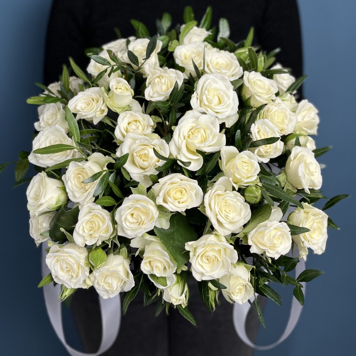 9 кустовых белых роз Сноуфлейк в коробке
