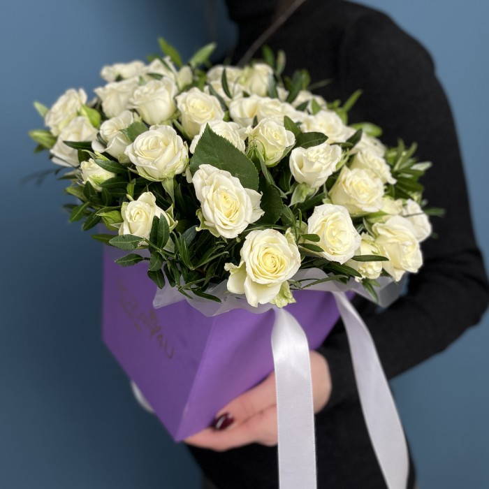 9 кустовых белых роз Сноуфлейк в коробке