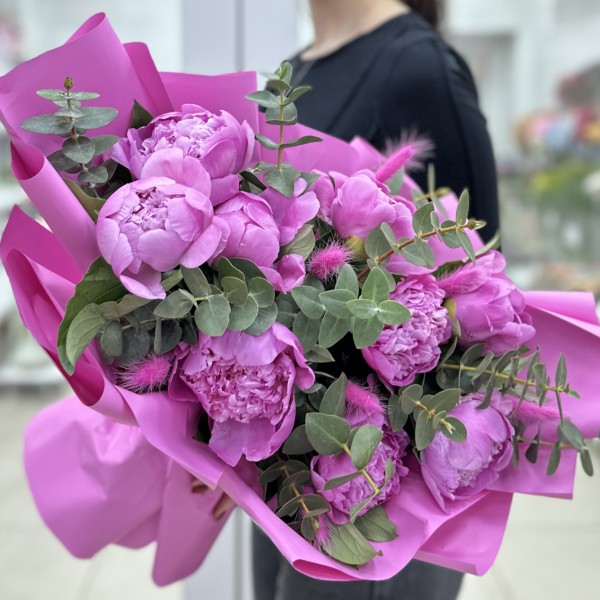 9 ярко-розовых пионов Флеминг с эвкалиптом