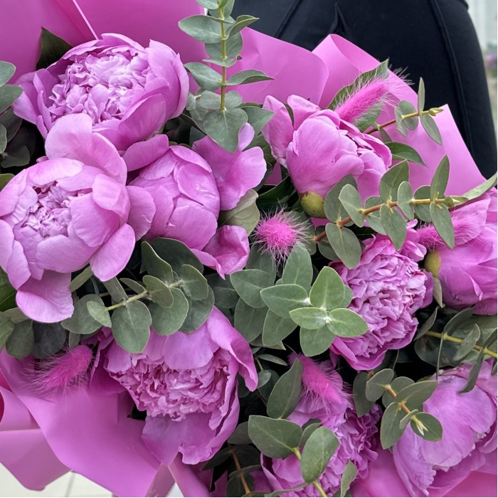9 ярко-розовых пионов Флеминг с эвкалиптом
