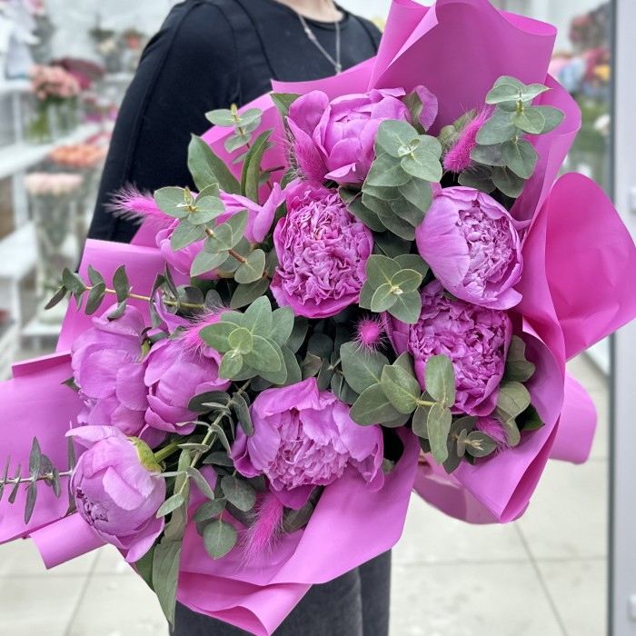 9 ярко-розовых пионов Флеминг с эвкалиптом