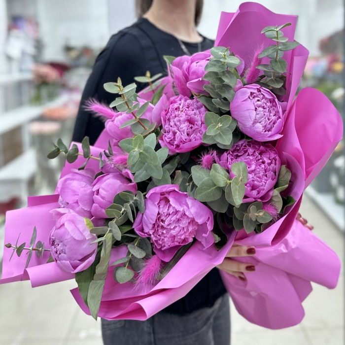 9 ярко-розовых пионов Флеминг с эвкалиптом