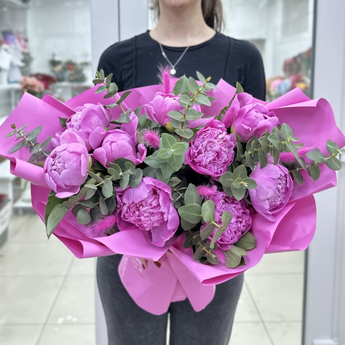 9 ярко-розовых пионов Флеминг с эвкалиптом