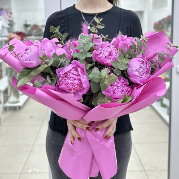 9 ярко-розовых пионов Флеминг с эвкалиптом