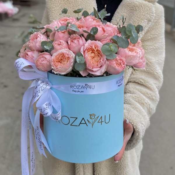 9 пионовидных кустовых роз Джульетта в коробке