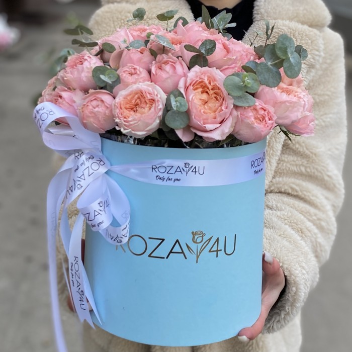 9 пионовидных кустовых роз Джульетта в коробке