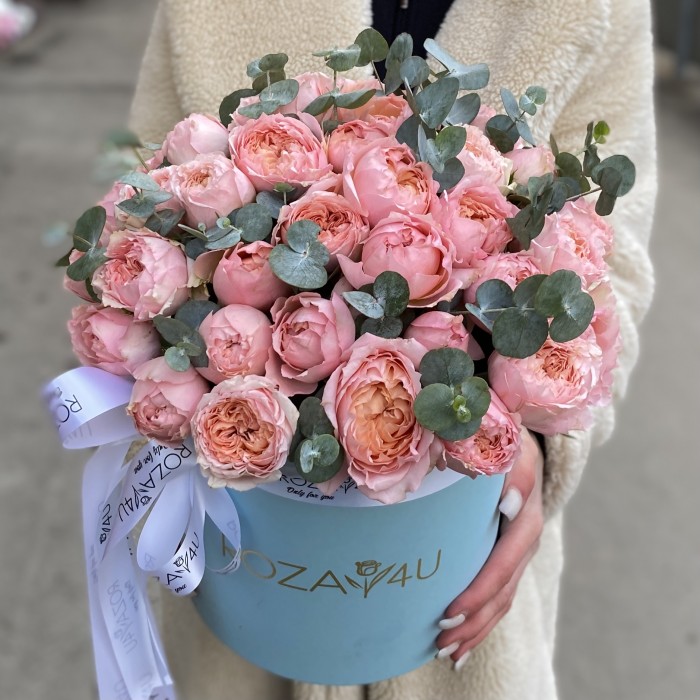 9 пионовидных кустовых роз Джульетта в коробке