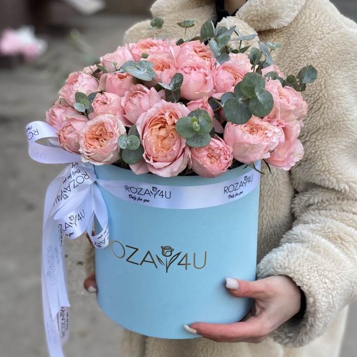 9 пионовидных кустовых роз Джульетта в коробке