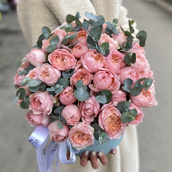 9 пионовидных кустовых роз Джульетта в коробке