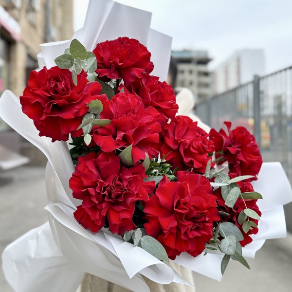 9 пышных красных роз Хартс с эвкалиптом