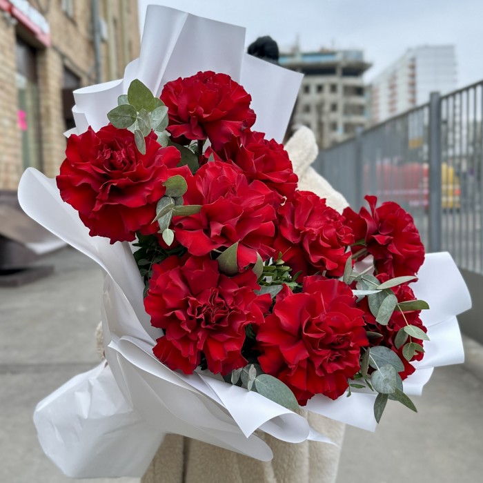 9 пышных красных роз Хартс с эвкалиптом