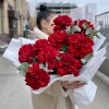 9 пышных красных роз Хартс с эвкалиптом