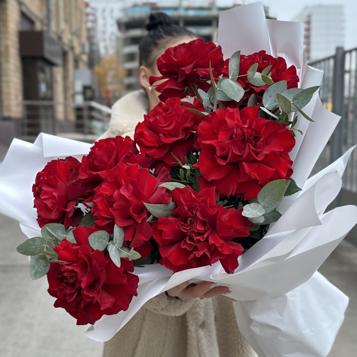 9 пышных красных роз Хартс с эвкалиптом