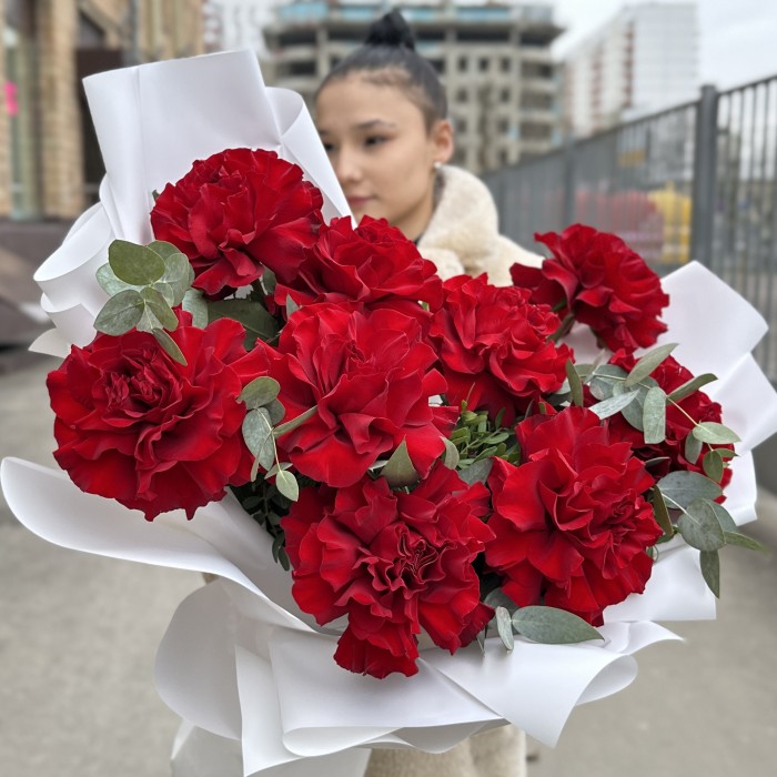 9 пышных красных роз Хартс с эвкалиптом