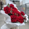 9 пышных красных роз Хартс с эвкалиптом