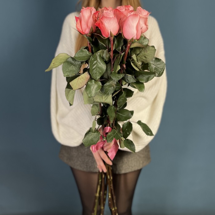 9 длинных роз Би Свит 80 см