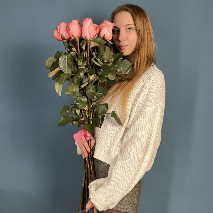 9 длинных роз Би Свит 80 см