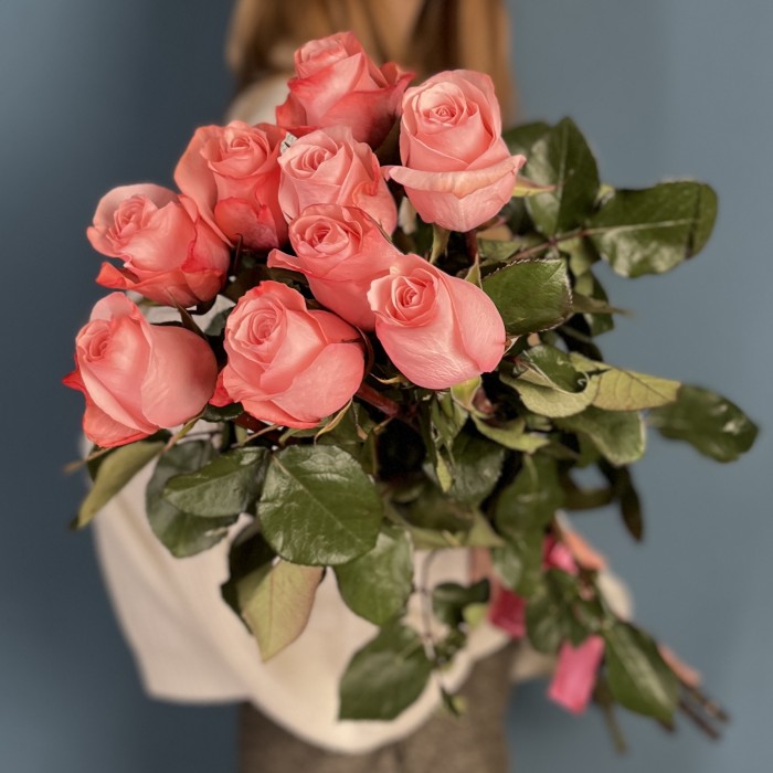 9 длинных роз Би Свит 80 см