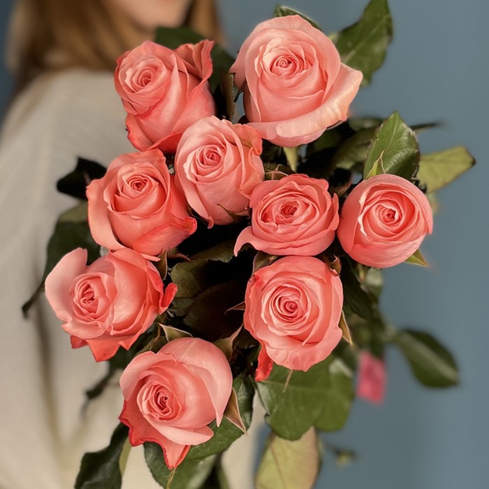 9 длинных роз Би Свит 80 см