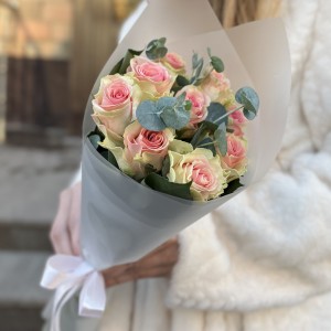 9 роз Топ-гир с эвкалиптом 50 см