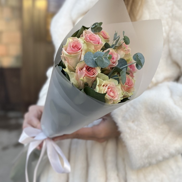 9 роз Топ-гир с эвкалиптом 50 см