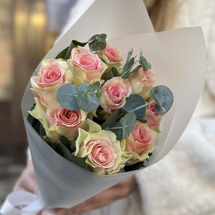 9 роз Топ-гир с эвкалиптом 50 см