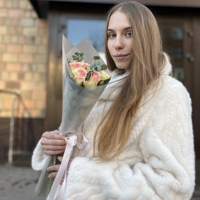 9 роз Топ-гир с эвкалиптом 50 см