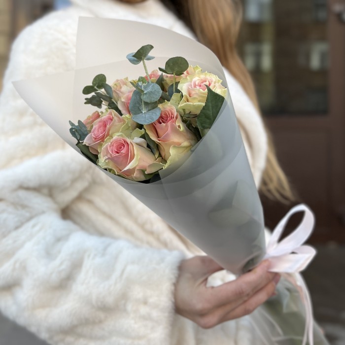 9 роз Топ-гир с эвкалиптом 50 см
