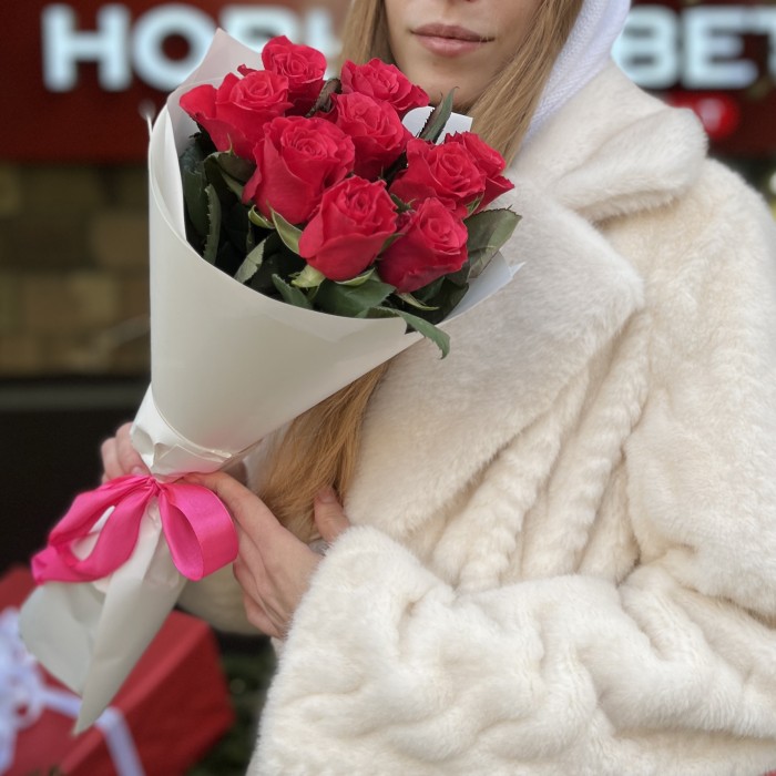 9 малиновых роз Такаци 50 см