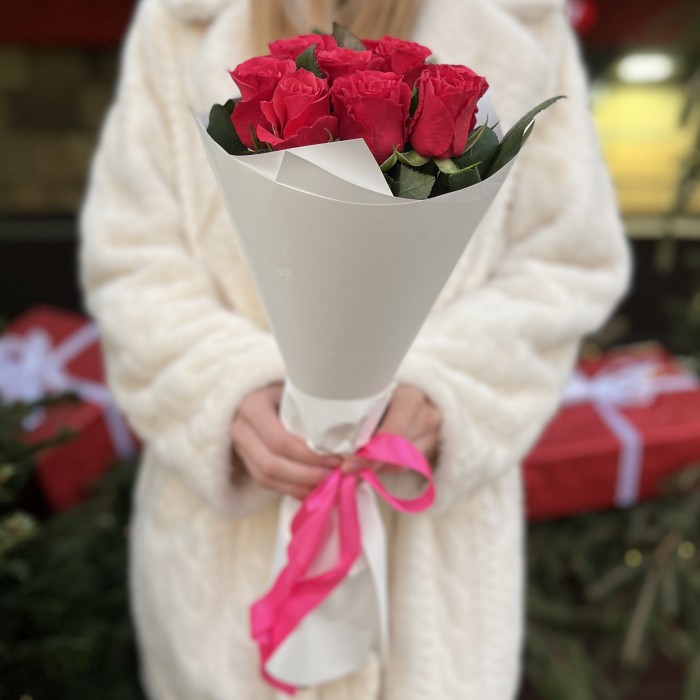 9 малиновых роз Такаци 50 см
