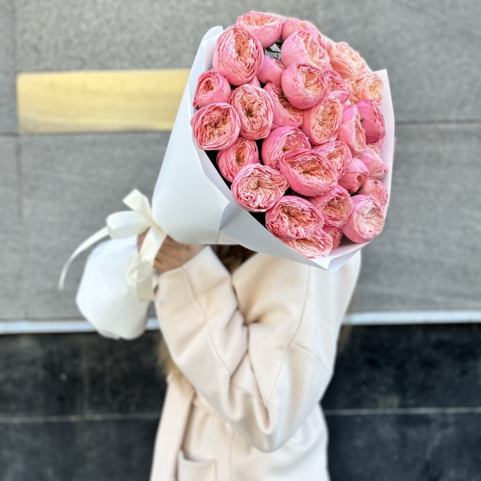 9 розовых пионовидных роз Херпер