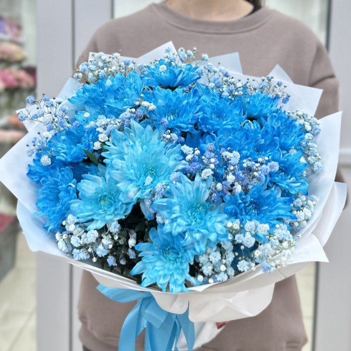 9 синих кустовых хризантем Балтика с гипсофилой