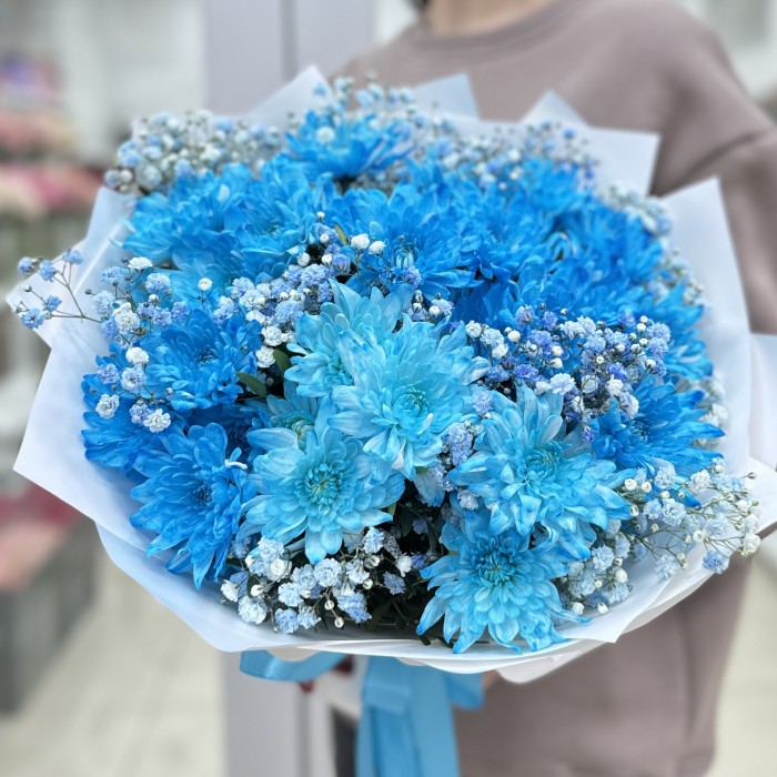 9 синих кустовых хризантем Балтика с гипсофилой