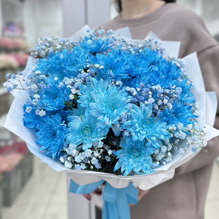 9 синих кустовых хризантем Балтика с гипсофилой