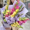 9 ярких гладиолусов в упаковке