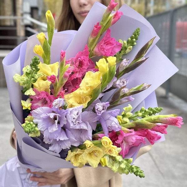 9 ярких гладиолусов в упаковке