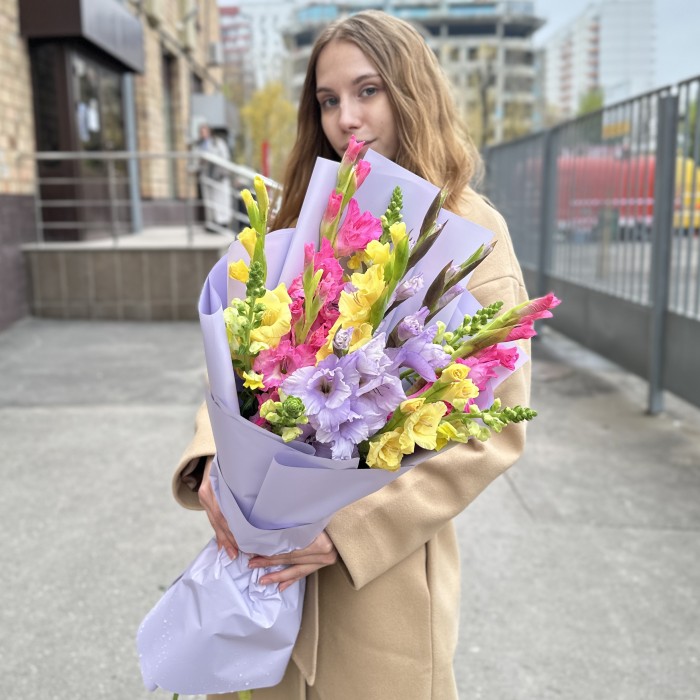 9 ярких гладиолусов в упаковке