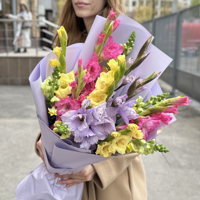 9 ярких гладиолусов в упаковке