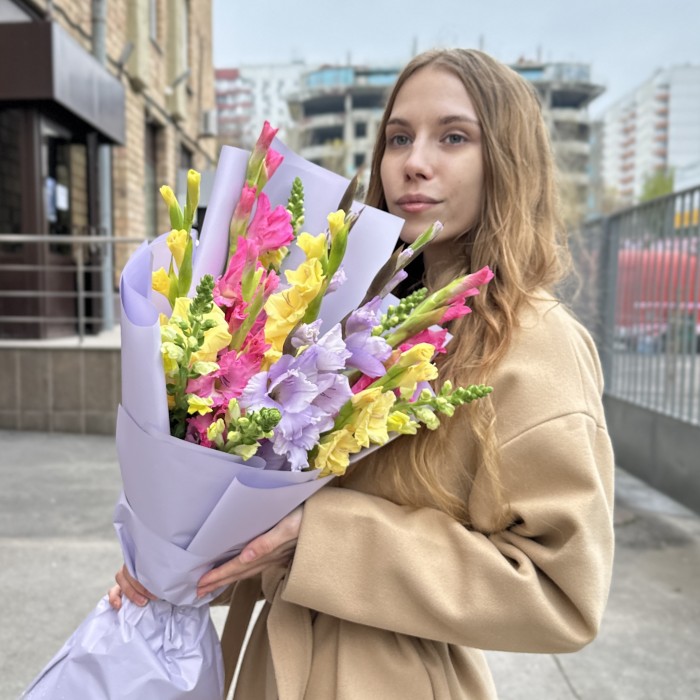 9 ярких гладиолусов в упаковке