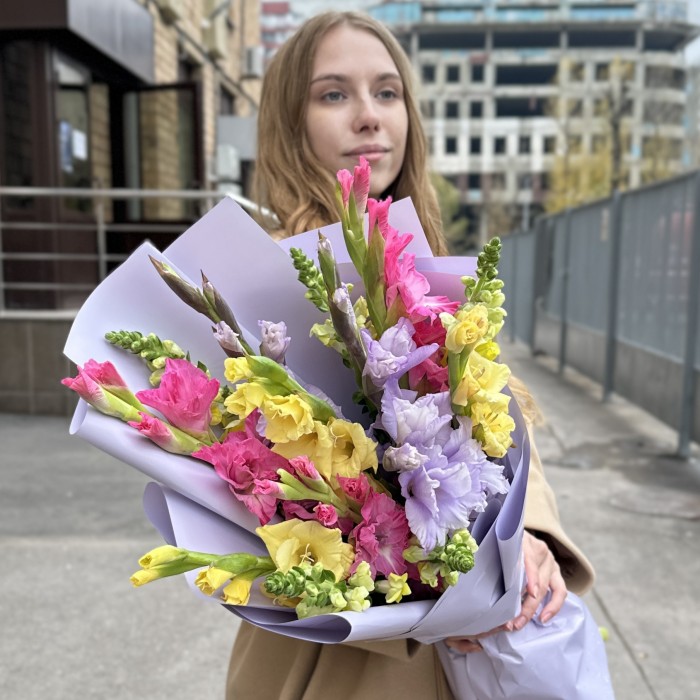 9 ярких гладиолусов в упаковке