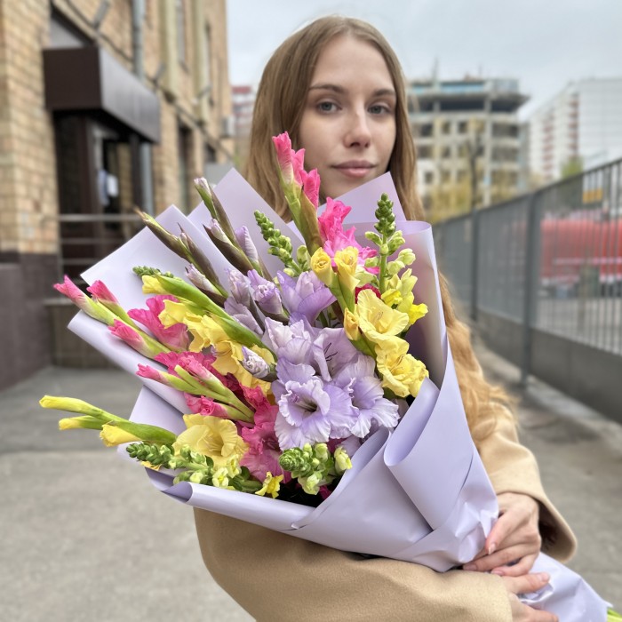 9 ярких гладиолусов в упаковке