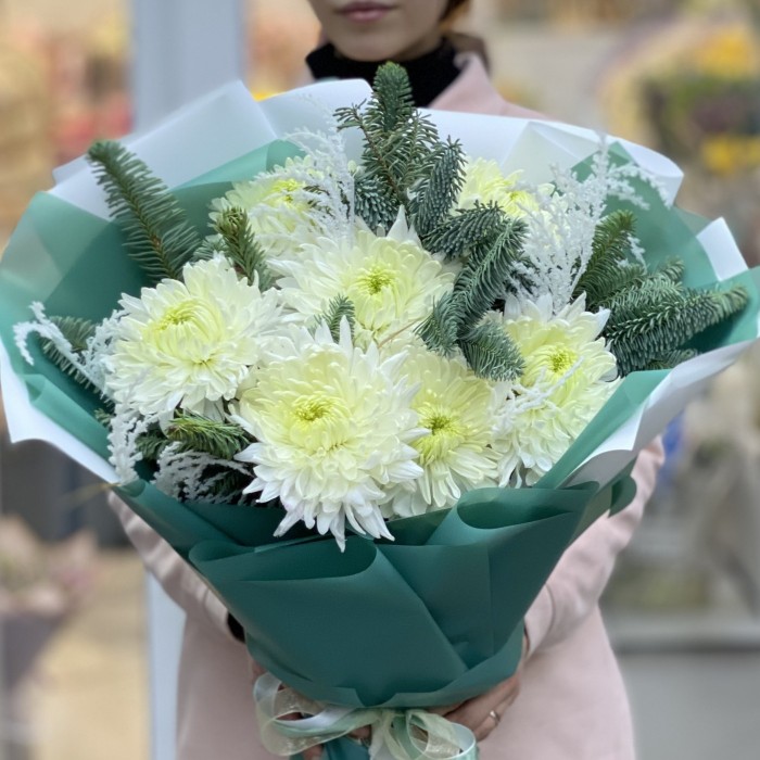 7 белых хризантем с нобилисом