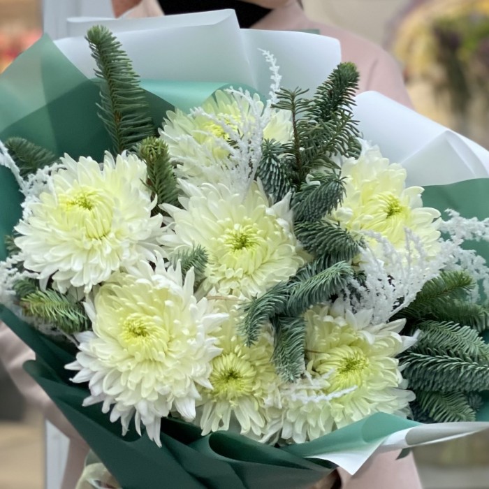 7 белых хризантем с нобилисом
