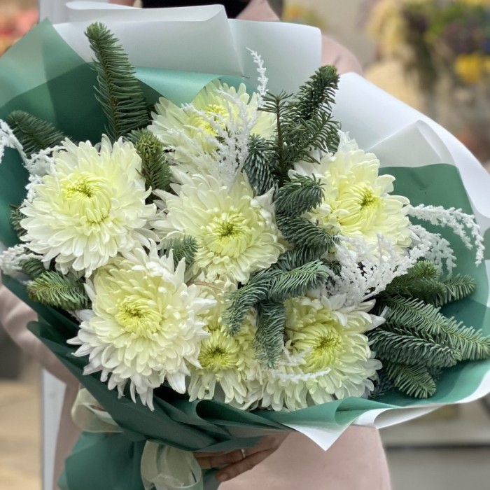 7 белых хризантем с нобилисом