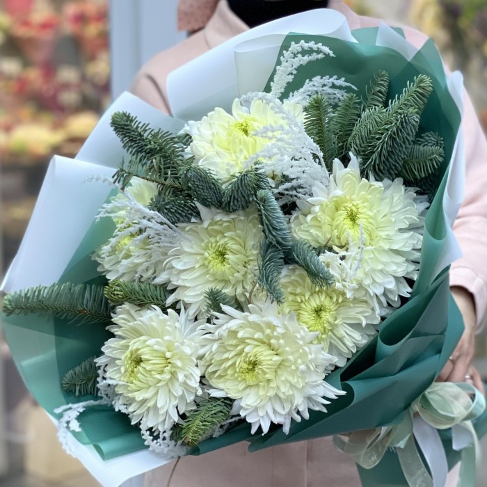 7 белых хризантем с нобилисом