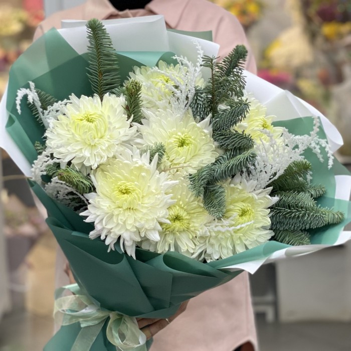 7 белых хризантем с нобилисом