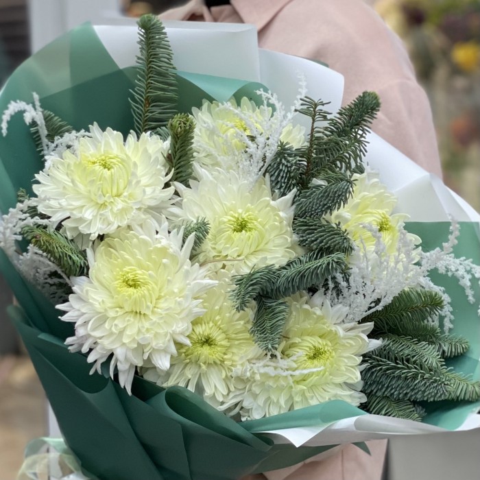 7 белых хризантем с нобилисом