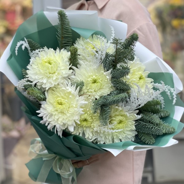 7 белых хризантем с нобилисом