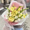 9 желтых и белых гладиолусов в упаковке